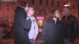 Мужики сняли за деньги русских девах