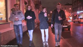 Мужики сняли за деньги русских девах