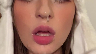 Особа Анна Блосом залита подливой из кончи