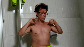 Полная матюрка с классными дойками оседлала стояк лысого бойфренда