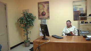 Пердолит сотрудницу на рабочем столе