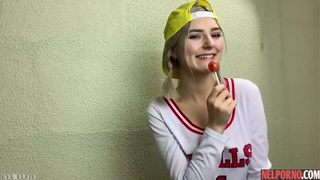 Сисястая студентка из Омска порадовала пацанчика классным минетом