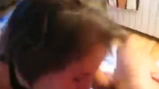 Длинноволосая бестия любит баловать своего пацыка приятным минетом