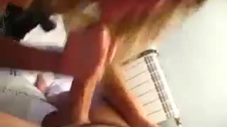 Длинноволосая бестия любит баловать своего пацыка приятным минетом