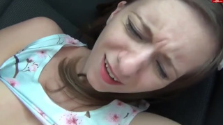 Обольстительная стерва классно трахается в автомобиле