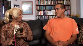 Мамаша в капронках отдалась молодому студенту после минета