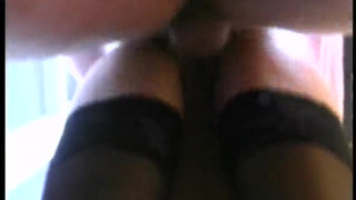 Толстяк жарит зрелую брюнетку в колготках на балкончике