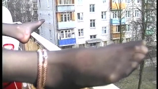 Толстяк жарит зрелую брюнетку в колготках на балкончике