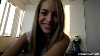 Сестренка застукала брата за мастурбацией и решила отсосать