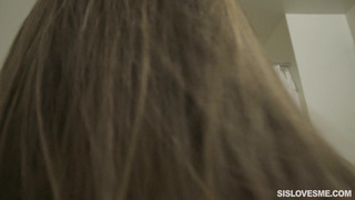 Сестренка застукала брата за мастурбацией и решила отсосать