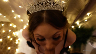 Романтический минетик возле гирлянд в исполнении шикарной девки