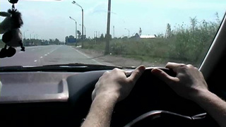 Чувак заставляет молодуху делать минетик а женщина подглядывает