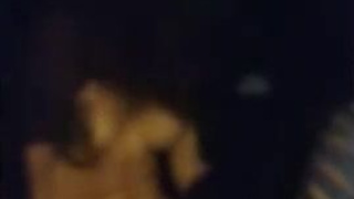 Рогоносец смотрит как жену жарят на заднем сиденье авто