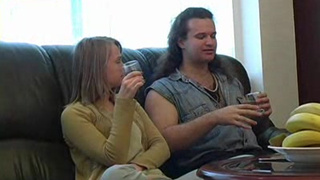 Мужчина ебется с захмелевший Ниной на постели