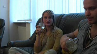 Мужчина ебется с захмелевший Ниной на постели