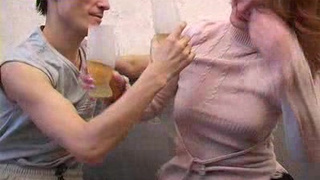 Бухая рыжая телка делает глубокий минетик другу