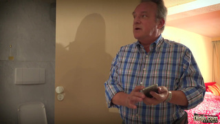 Возбужденный папаша чпокнул сексапильную дочку