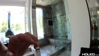 Пенис входит в попу, заставляя нимфетку стонать