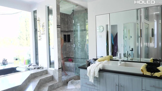 Пенис входит в попу, заставляя нимфетку стонать