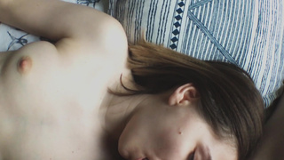 Мужик сношает в ротик сонную неумелую соседку по комнате, чтобы слиться