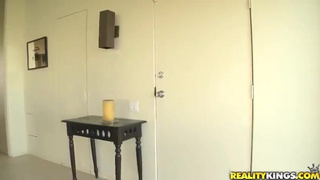 Пердолит в задницу любопытную студенточку в юбке на квартире