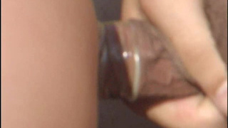 Неопытной человек в поле развлекается в обществе опытной соседки