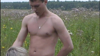 Неопытной человек в поле развлекается в обществе опытной соседки