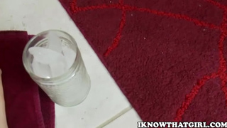 Распутная белокурая красотка ласкает свою влажную пизденку на диване