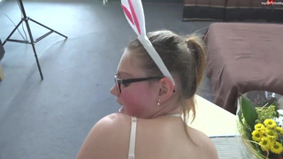 Ебёт в позе раком няшную довольную мокрощёлку с длинными ушками