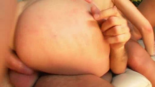 Взрослой брюнетке дрочат анус и киску перед анальчиком