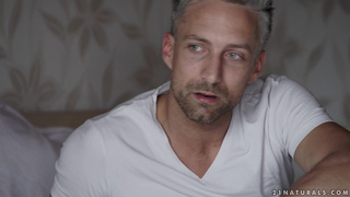 Мощный хер погружается глубоко в попочку блонды в позе наездницы