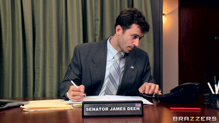 Бабенка широко развела ляжки чтобы глубже принять болт в очко