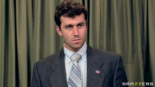 Бабенка широко развела ляжки чтобы глубже принять болт в очко