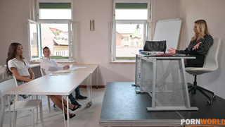 Секс в колледже! Студентку Lia Lin трахнули в два хуя в классе