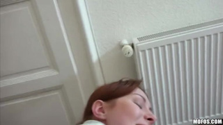 Великолепный секс с милой рыжей нимфоманкой на дому