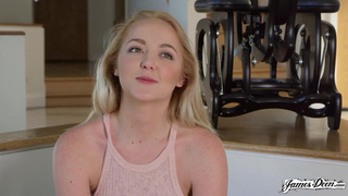 Нежная малышка кончает