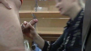 В магазине продовольственных товаров крендель получил классный минетик от продавщицы