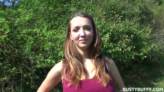 Пикапер уламывает деревенскую телку с огромными буферами на секс в лесу