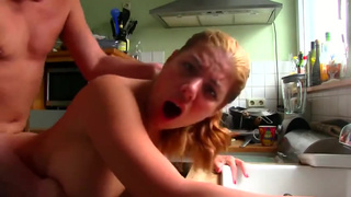Ебли на кухне на четвереньках