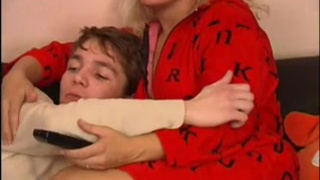 Пока муженька не было дома мамашка соблазнила 18 летнего пацанчика