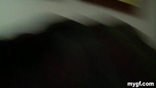 Игривая подружайка делает минетик своему бывшему у себя дома