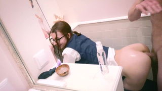 Мужик присунул в красивую жопу своей рыжей девушке