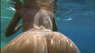 Нагая мадемуазель Катя купается на море