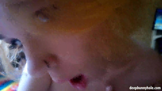 Белокурая Красотка обсасывает дома кормильцу