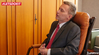 Шаловливая студентка в капронках обсасывает декану и долбится в попку