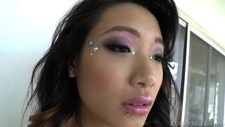 Долбит юную азиатку в красивую жопу в колготках