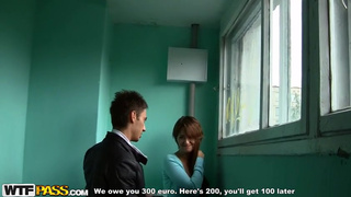 Пикаперы познакомились с девушкой на улице и выебали ее попу в подъезде