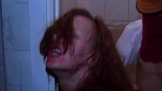 Сосед изнасиловал сучку в душе до крови из пизденки