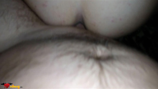 Жарит в презервативе и проникает внутрь под стоны любовницы