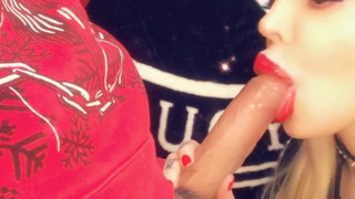 Эффектная блонда за 40 облизывает круче всех толстые пенисы